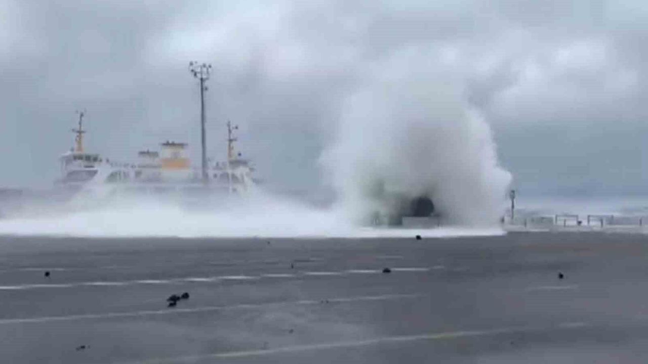 Yalova'da Fırtına Feribotu Vurdu! O Anlar Kamerada