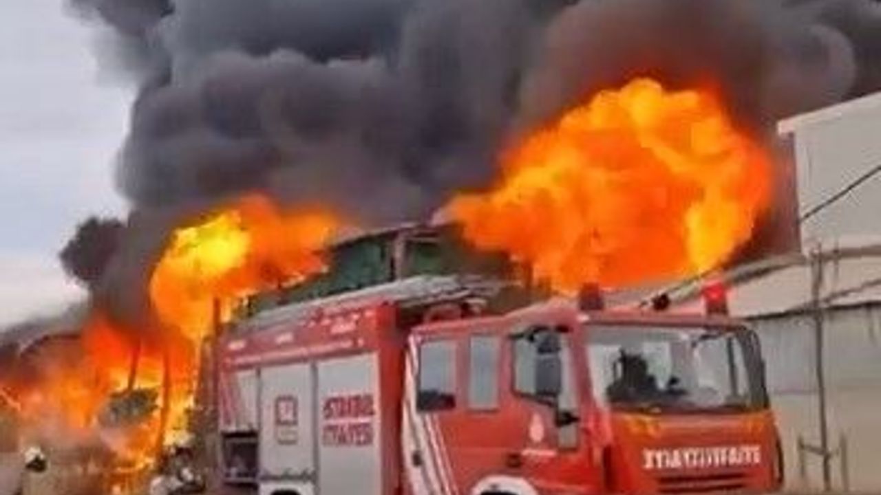 Zincir market deposunda yangın çıktı. Olay yerine çok sayıda itfaiye ekibi sevk edildi.