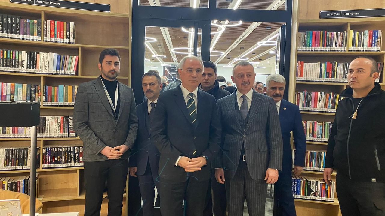 Alev Alatlı Kütüphanesi İzmit’te Açıldı: “O Zaten Bir Kütüphaneydi”