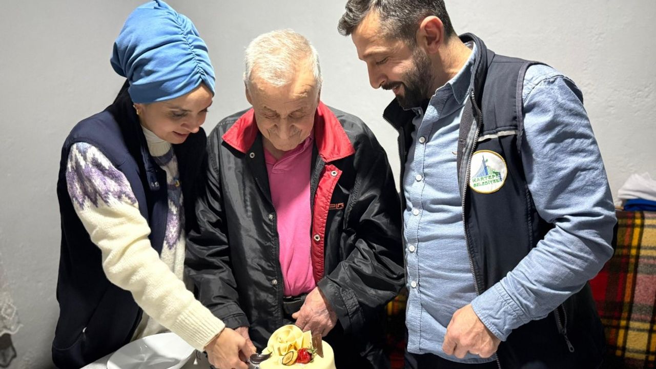 Kartepe’de anlamlı yılbaşı geleneği: Yaşlılara yalnızlığı unutturan ziyaret