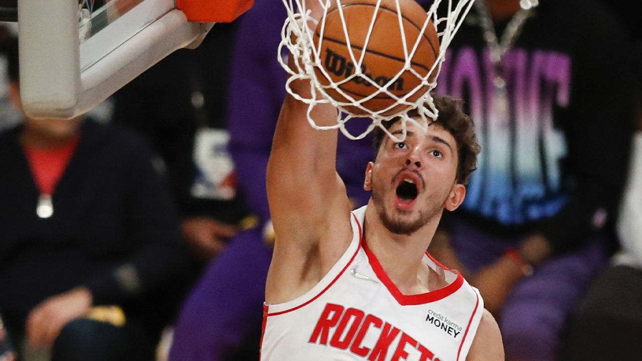 Alperen Şengün'den, Philadelphia potasına 13 sayı