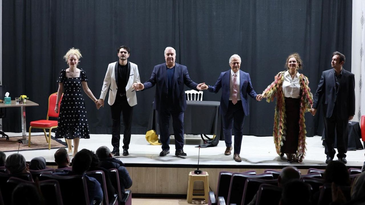 Kartepe’de tiyatroya yoğun ilgi: “Anlat Bakalım” izleyenleri hem güldürdü hem duygulandırdı