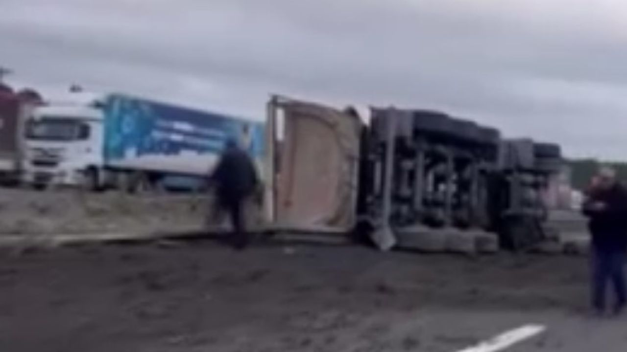 Arnavutköy’de otoyol kazası: Yan yatan kamyon nedeniyle Kuzey Marmara’da trafik durma noktasında