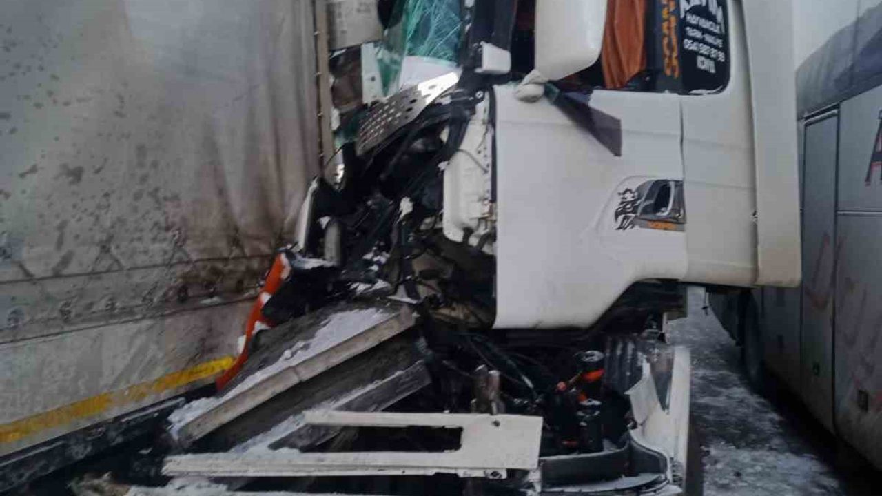 Erzurum’da feci kaza: TIR tamir ederken sıkışan genç usta hayatını kaybetti