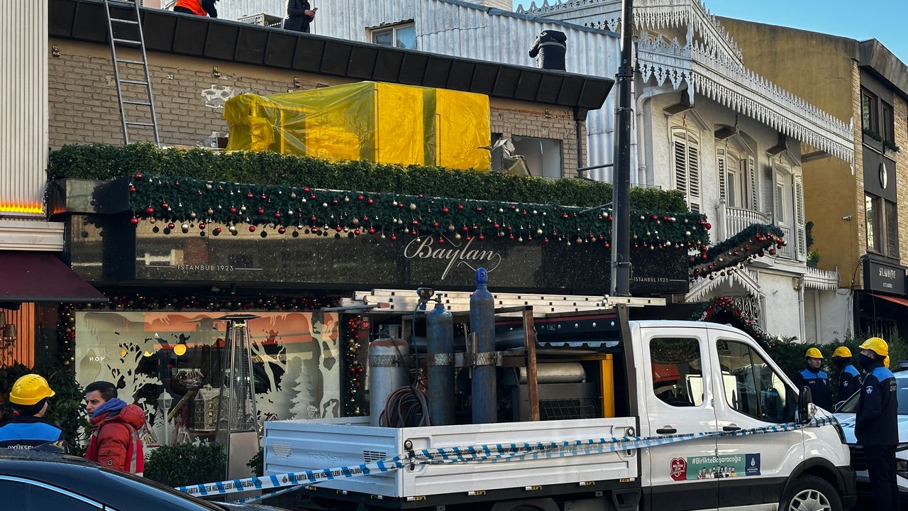 Beşiktaş Bebek Sahilinde Baylan Pastanesi’nin Kaçak Terası Yıkıldı
