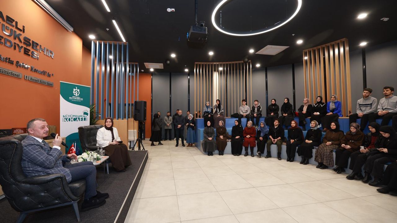 Tahir Büyükakın Yeni Yılı İzmit'te Gençlerle Birlikte Karşıladı