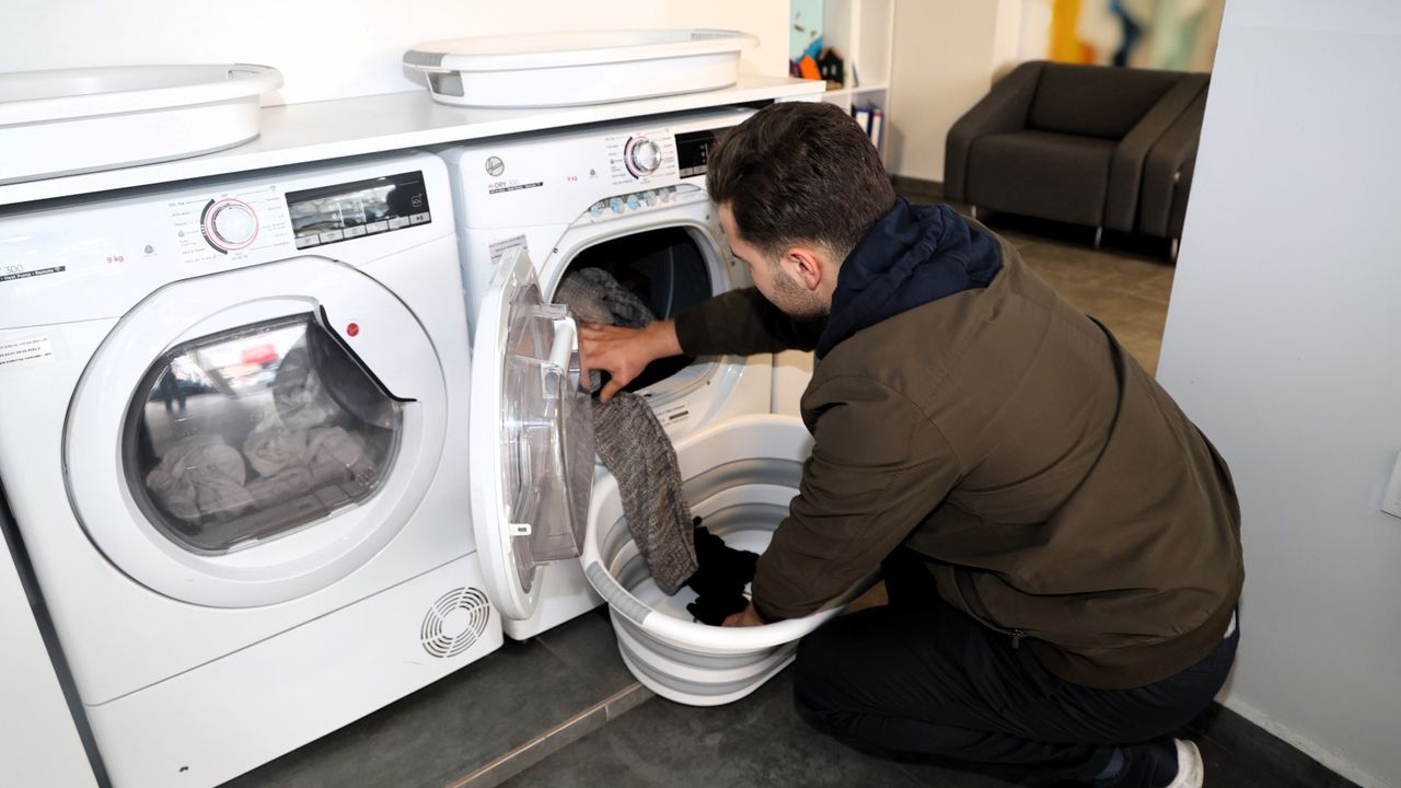 Kocaeli Büyükşehir’in Ücretsiz Çamaşırhanesi Öğrencilerin Yükünü Hafifletiyor