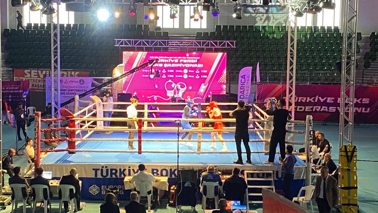 Vali İlhami Aktaş, Türkiye Boks Şampiyonası yarı finallerini tribünden takip etti