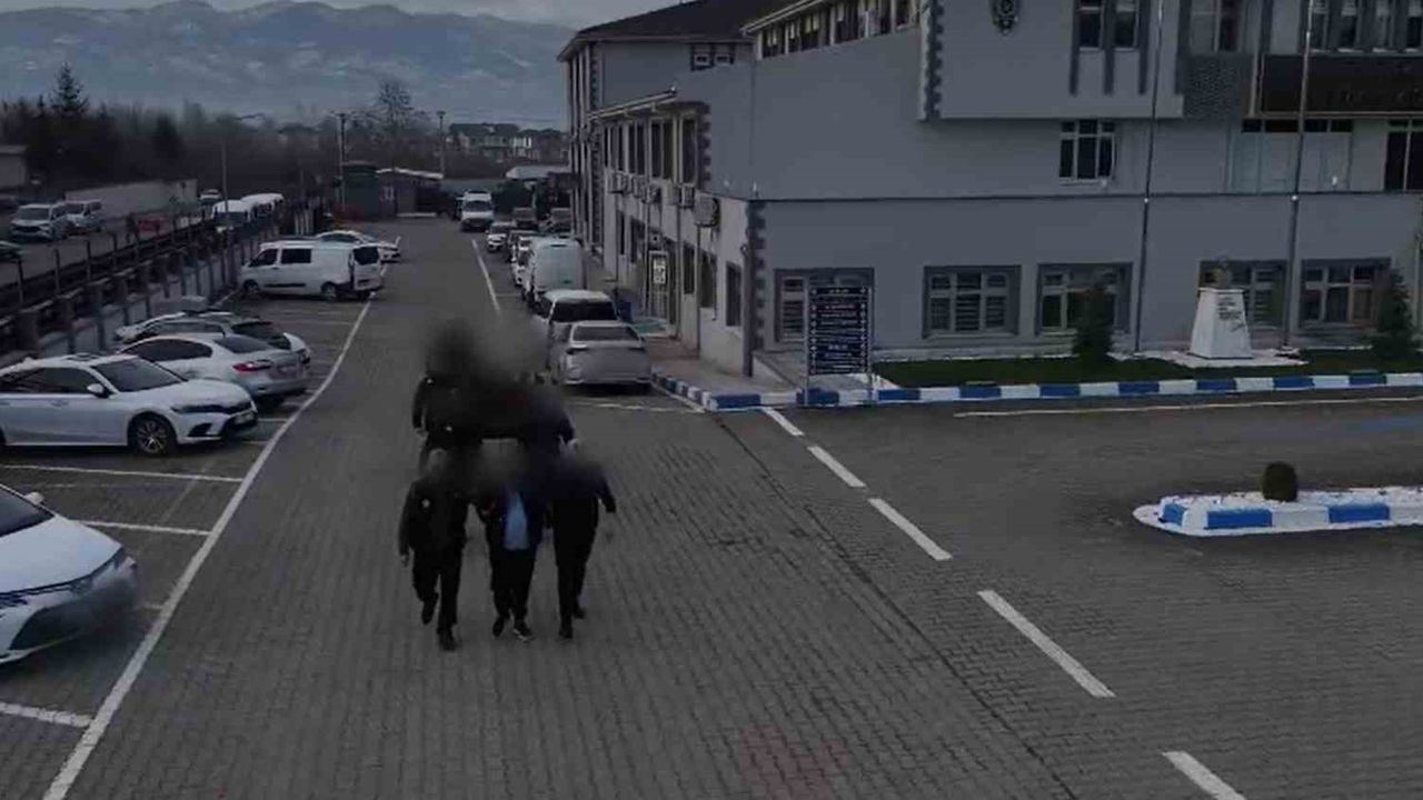 Eş zamanlı baskınla yakalandılar: Terör finansmanı şüphesiyle 2 kişi cezaevine gönderildi