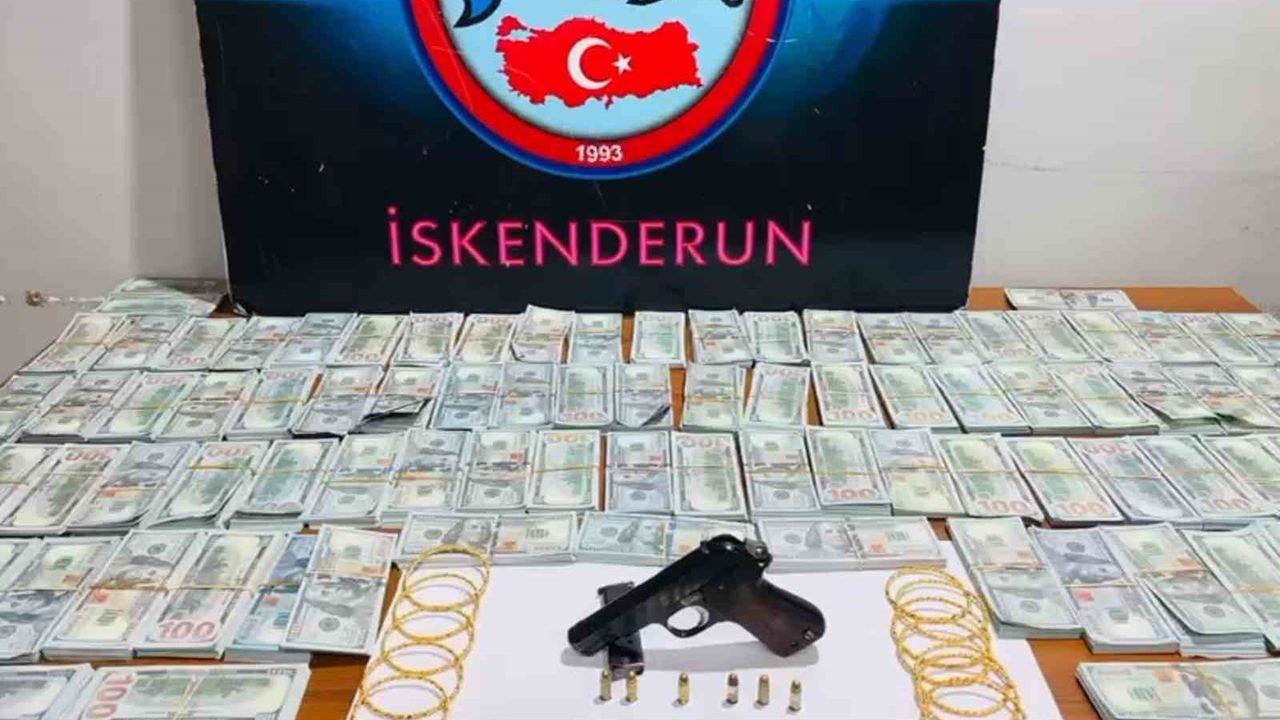 Hatay’da şok baskın: Araçtan 1 milyon dolar sahte para ve sahte altın çıktı