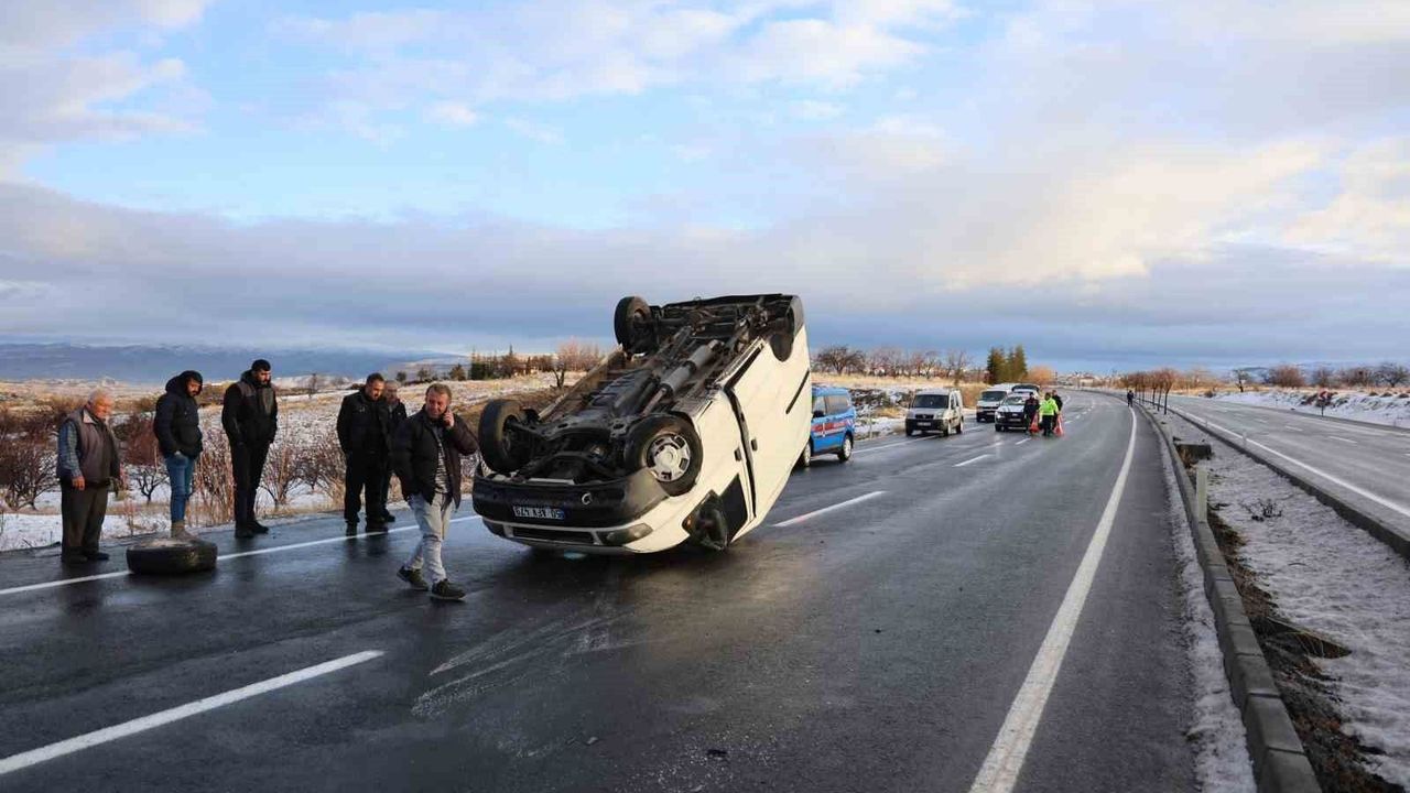 Nevşehir’de sabah saatlerinde panik anları: Minibüs takla atıp karşı şeride geçti