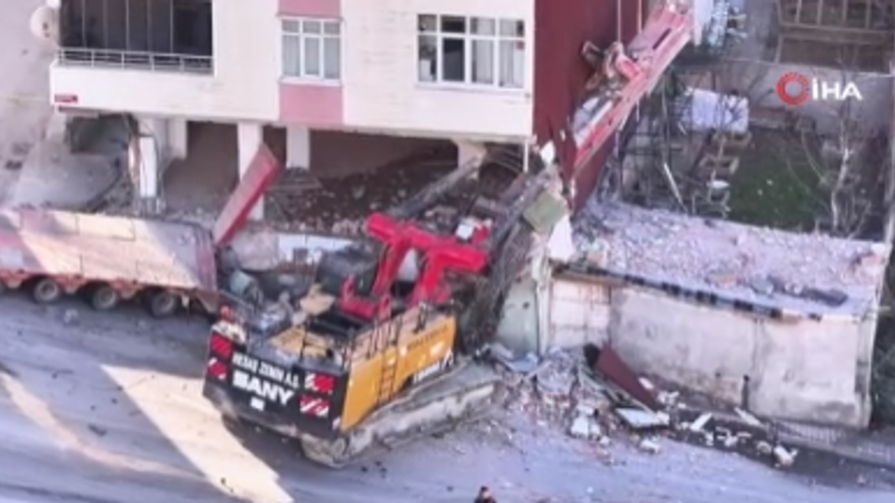 Başakşehir’de Tırın Arkasında Taşınan Vinç Düştü: 2 Araç ve Binaya Çarptı, Bina Tahliye Edildi