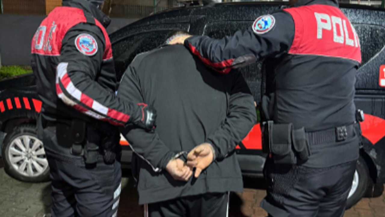 İzmit sokaklarında uyuşturucu denetimi: Şüphelinin üzerinden Bonzai çıktı