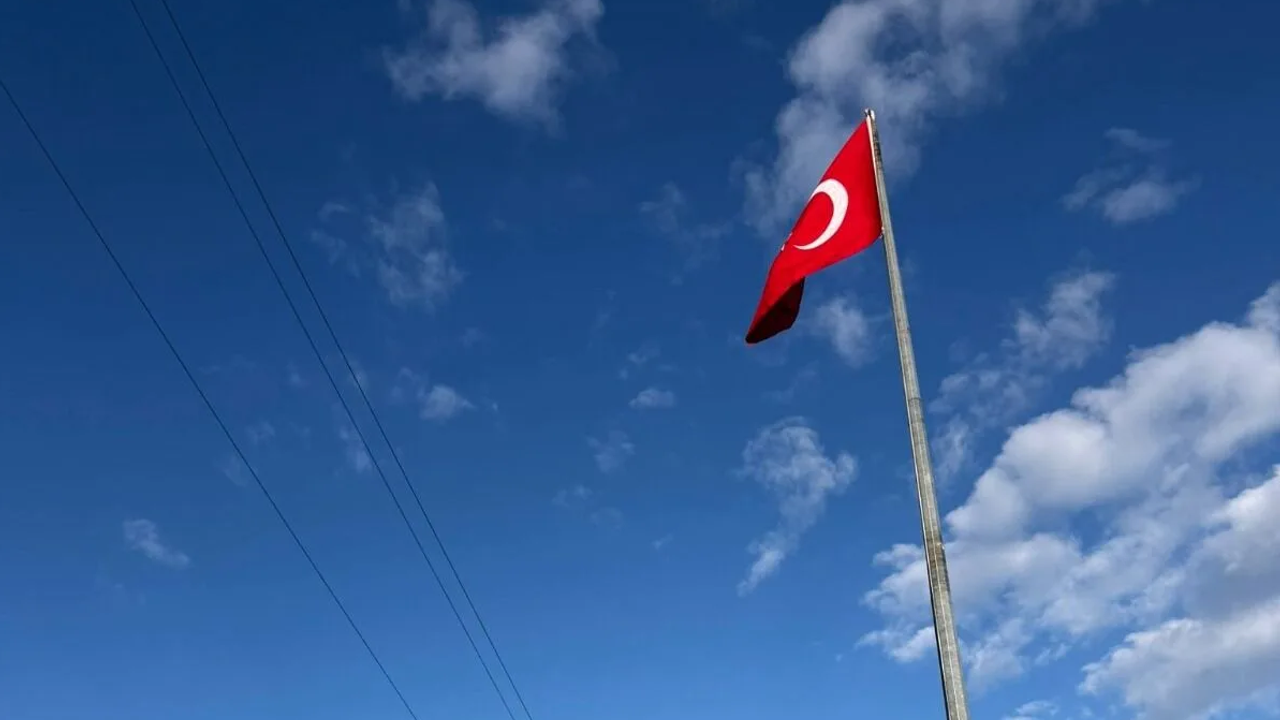 İzmit Serdar Mahallesi’nde Yıpranan Türk Bayrağı Yenilendi