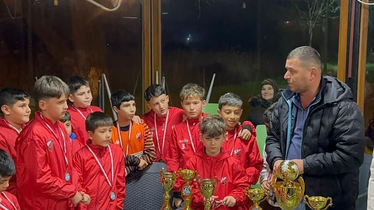 Eşmespor’un minik şampiyonlarına Eşme’de coşkulu karşılama