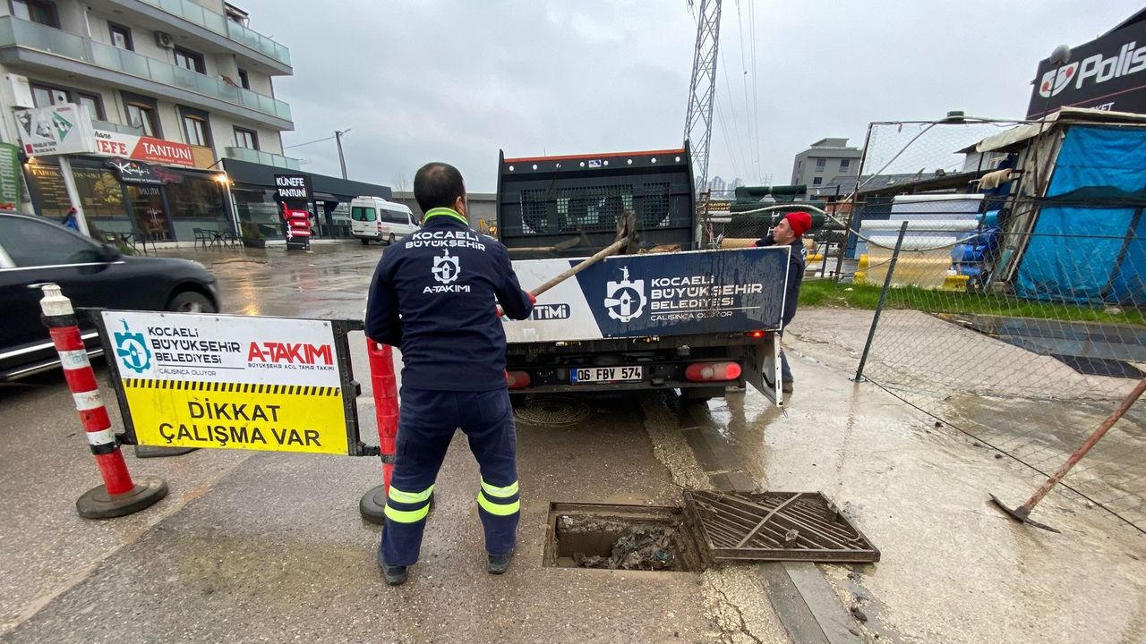 Kocaeli’de mazgal ve kanal temizliği aralıksız sürüyor
