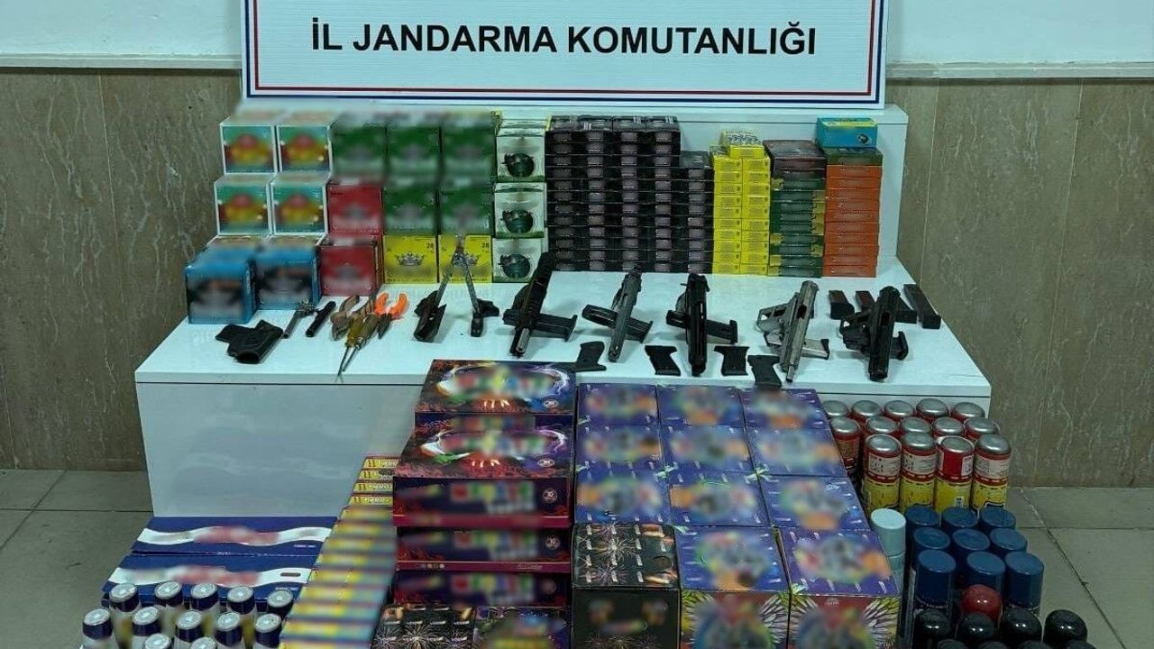 Gaziantep’te cephanelik gibi ev: 5 tabanca ve binlerce mermi ele geçirildi