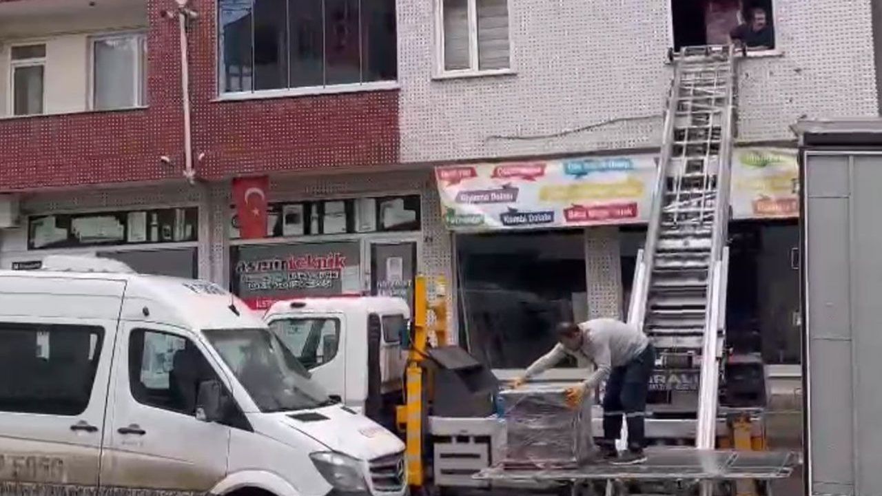 Obruk Nedeniyle Boşaltılan Binada Taşınma Başladı