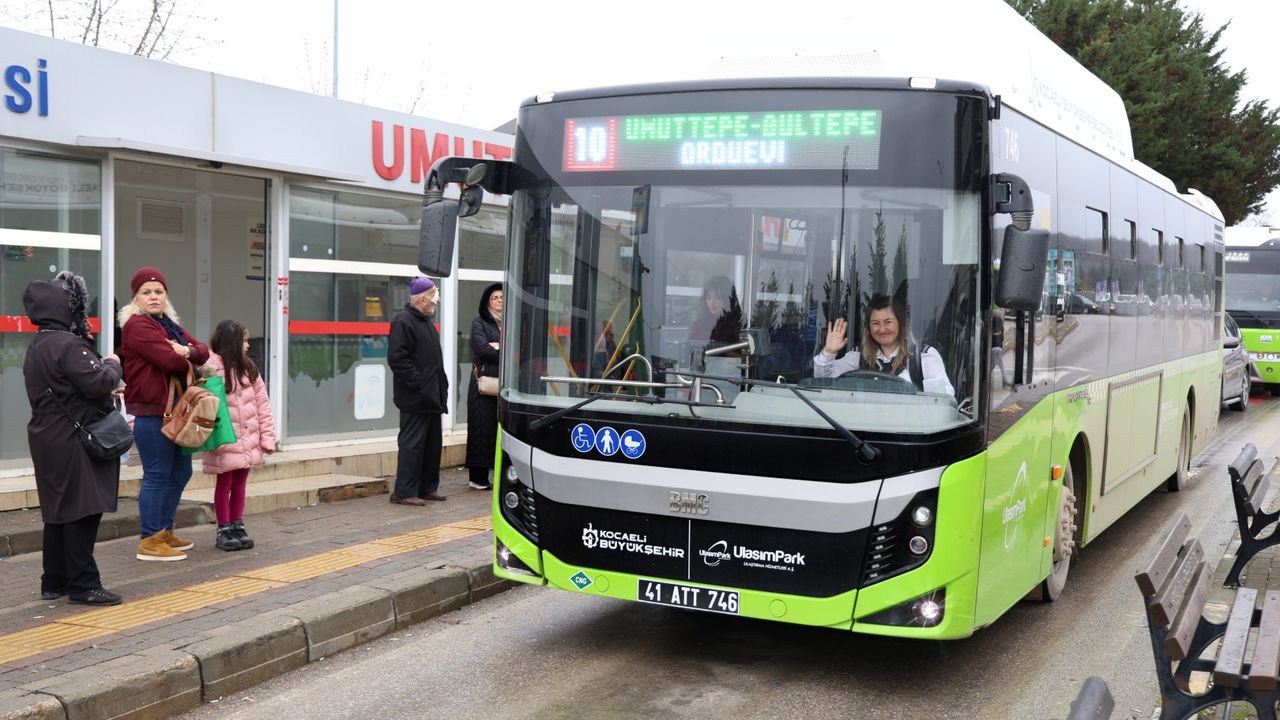 Kocaeli’de direksiyon kadınların: Şoförler yolculardan tam not alıyor