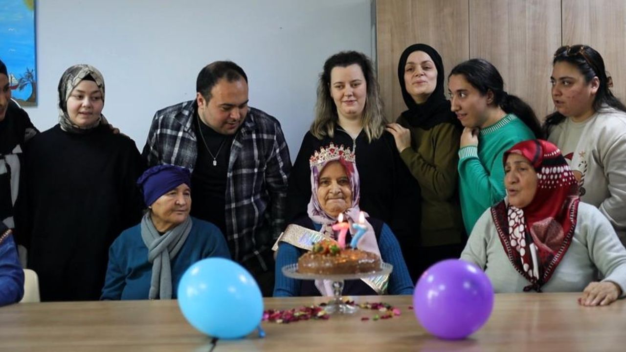 Alzheimer Merkezi’nde anlamlı anlar: Senem Teyze’ye hayatındaki ilk doğum günü
