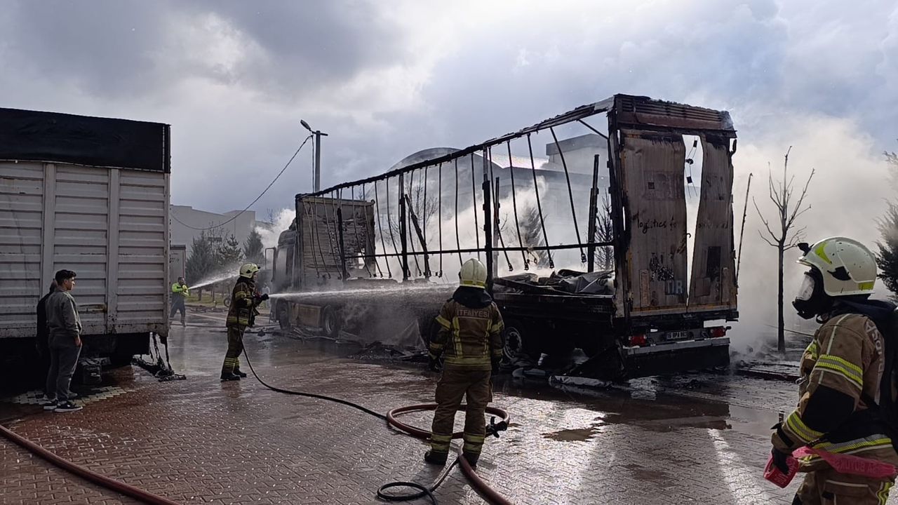 İnegöl’de park halindeki tır alev aldı: Yangın ikinci dorsiye de sıçradı