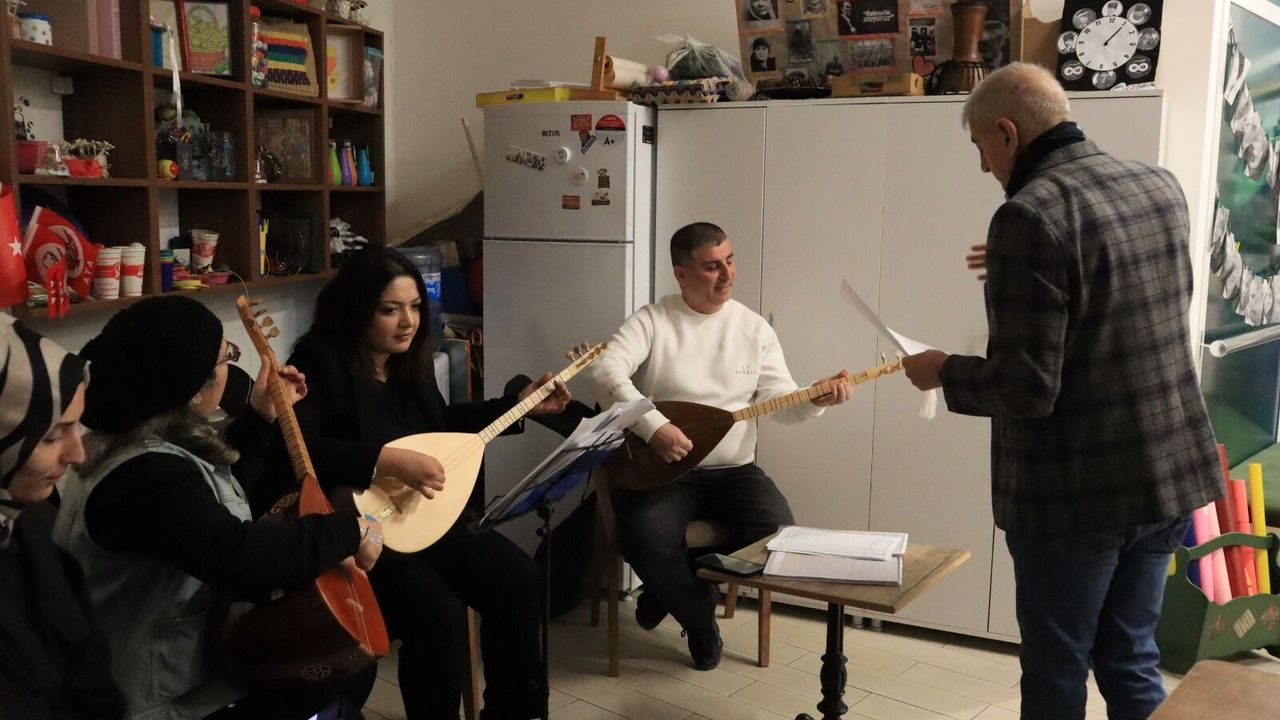 İzmit’te anlamlı buluşma: Bağlama kursiyerlerinden Alzheimer Yaşam Evi’ne özel konser