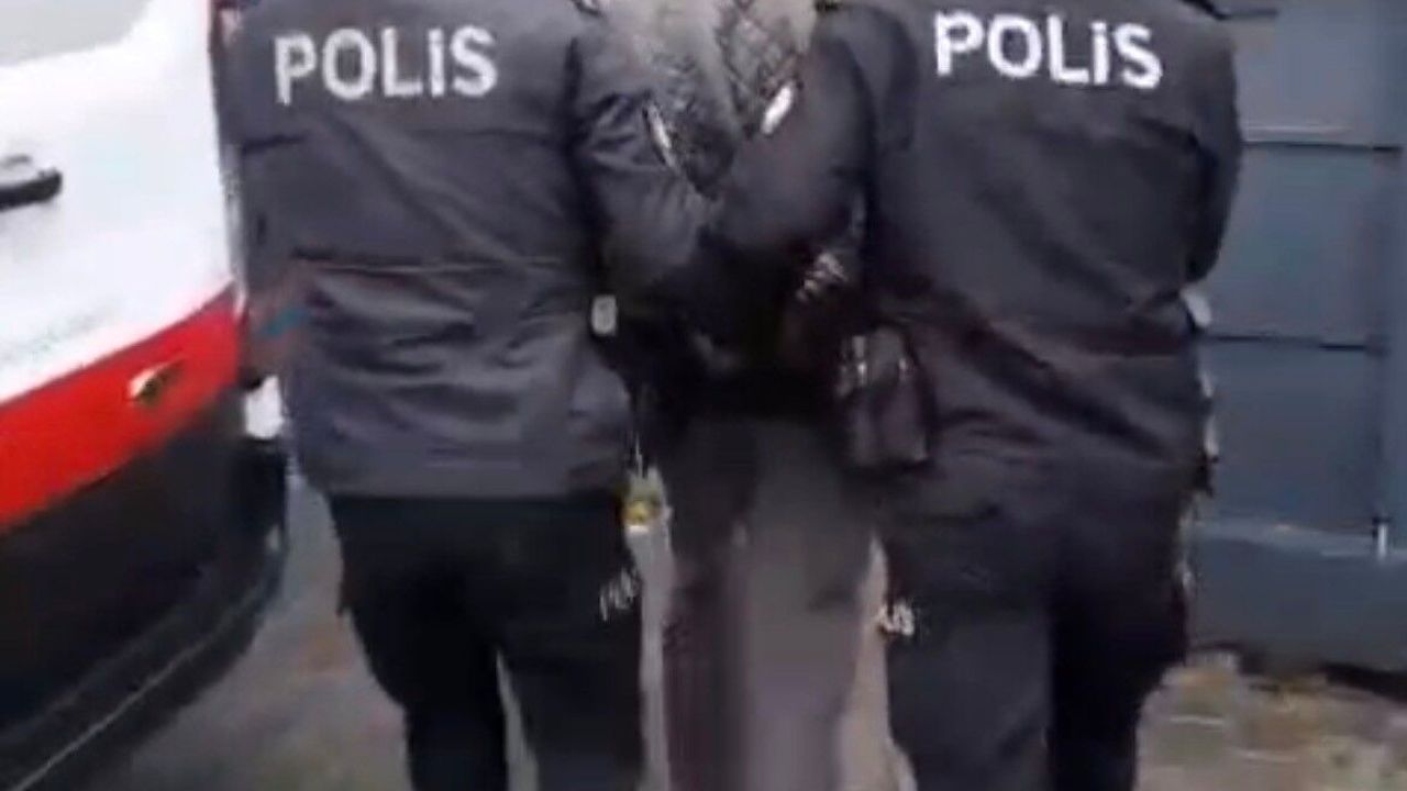 Silahla yağma suçundan aranan firari Konak’ta polis denetimine takıldı