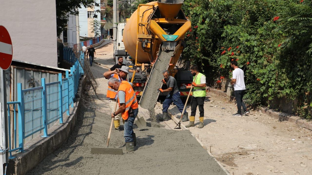 İzmit Belediyesi 2025’te 47 bin ton asfalt döktü, 16 bin metre imar yolu açtı