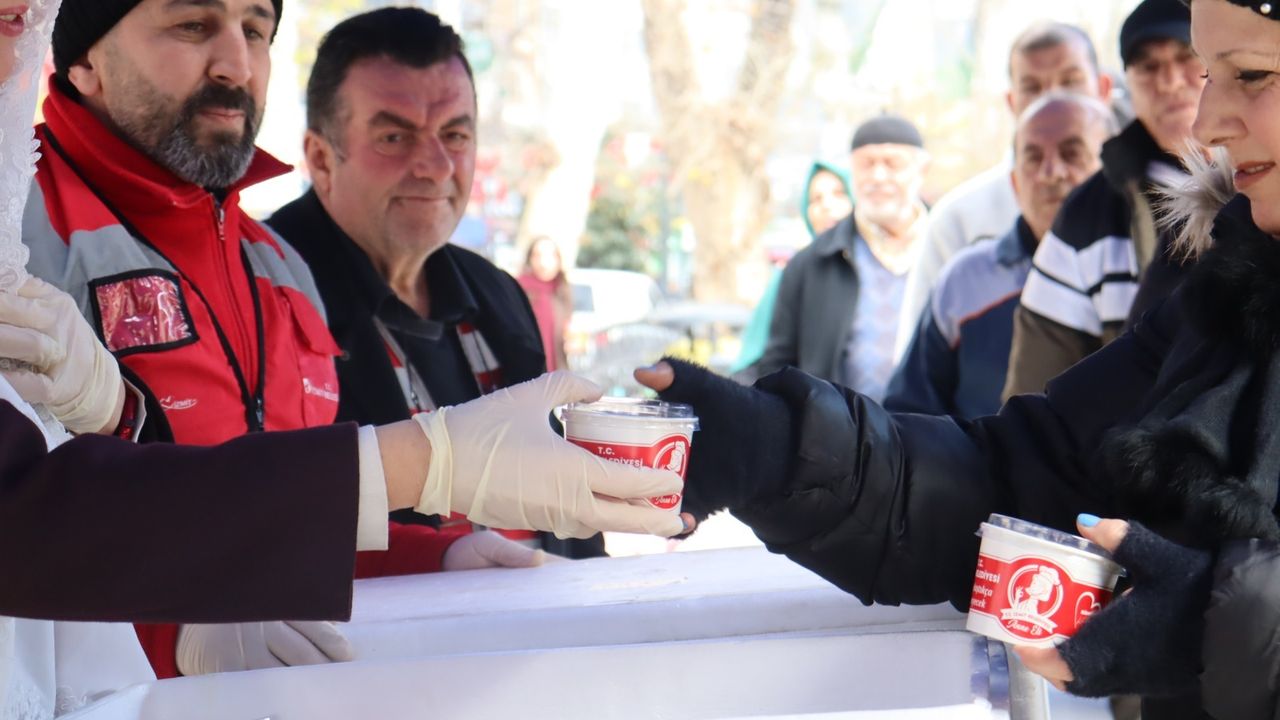 İzmit’te kandil geleneği yaşatıldı: Vatandaşlara cami avlusunda helva dağıtıldı