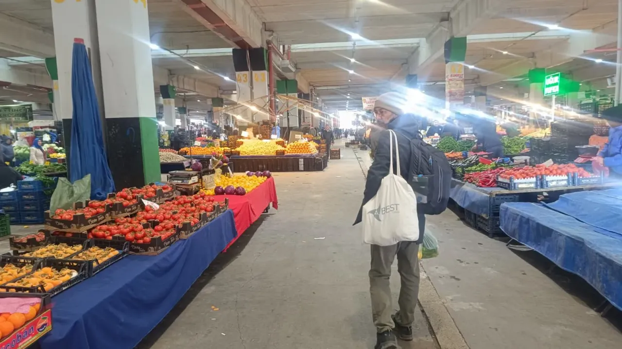 Yeni Yılın İlk Gününde İzmit Doğu Kışla Pazarı Boş Kaldı: Fiyatlar Aynı, İlgi Az