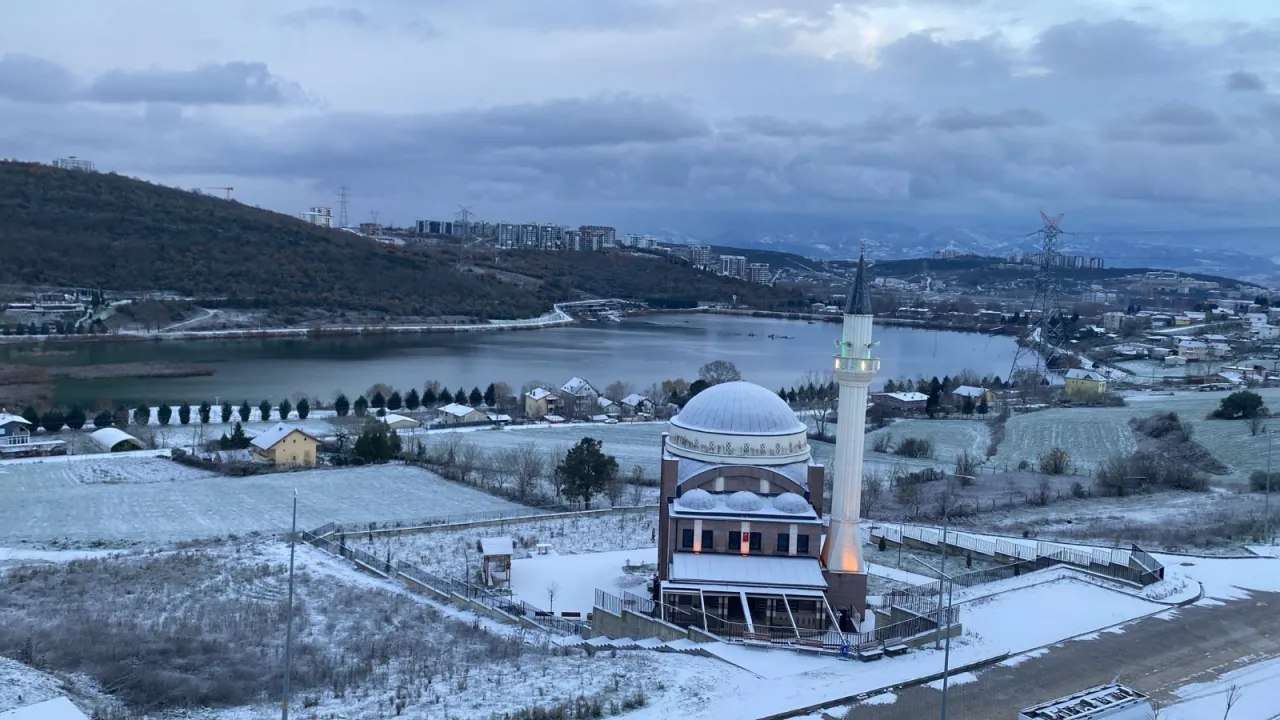 İzmit Yeni Yıla Karla Uyandı: Yüksek Kesimler Beyaza Büründü