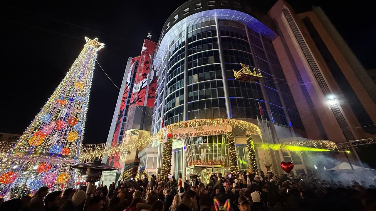 İzmitliler 2026'ya Belsa Meydanı'nda Coşkulu Bir Karşılama Yaptı