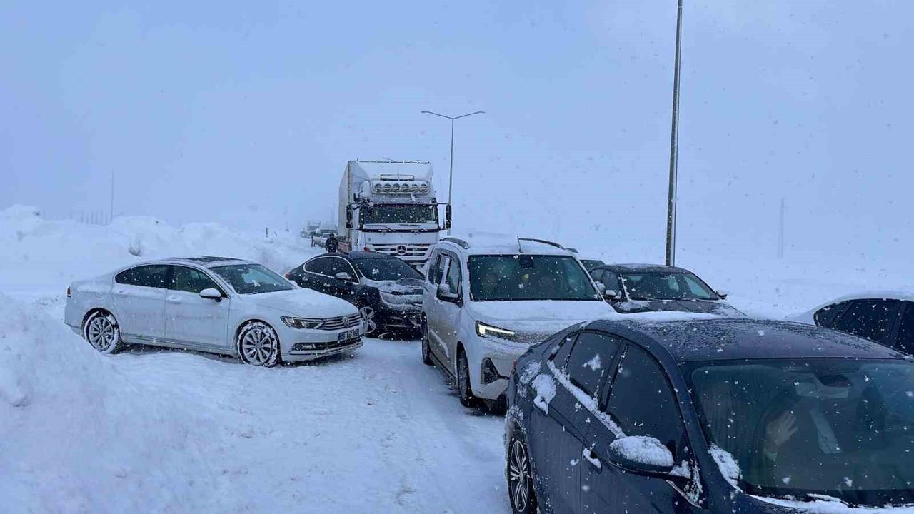 Bitlis’te kar ve buzlanma ulaşımı felç etti: Tır yoldan çıktı, kilometrelerce kuyruk oluştu