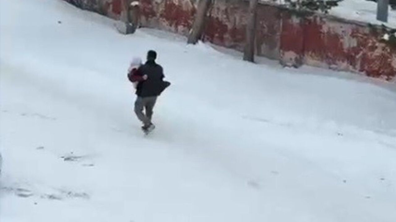 Kucağında hastaneye götürdü, tekrar eve taşıdı: Anne sevgisi viral oldu