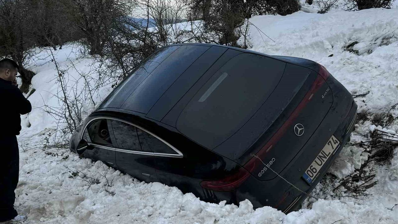 Bolu Kartalkaya yolunda lüks araç kar birikintisine saplandı: Şans eseri yaralanan olmadı