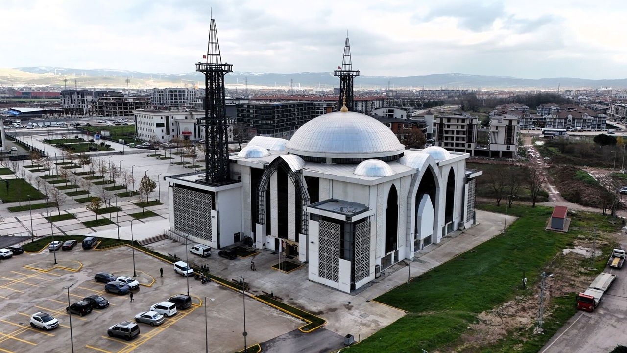 Kartepe Kent Meydanı Camii’nde İnşaat Çalışmaları Sona Yaklaştı