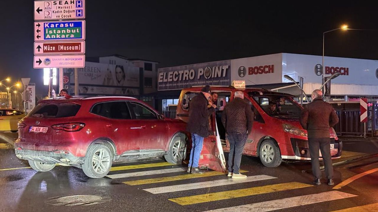 Adapazarı’nda korkutan kaza: Yolcu dolu minibüsle SUV çarpıştı