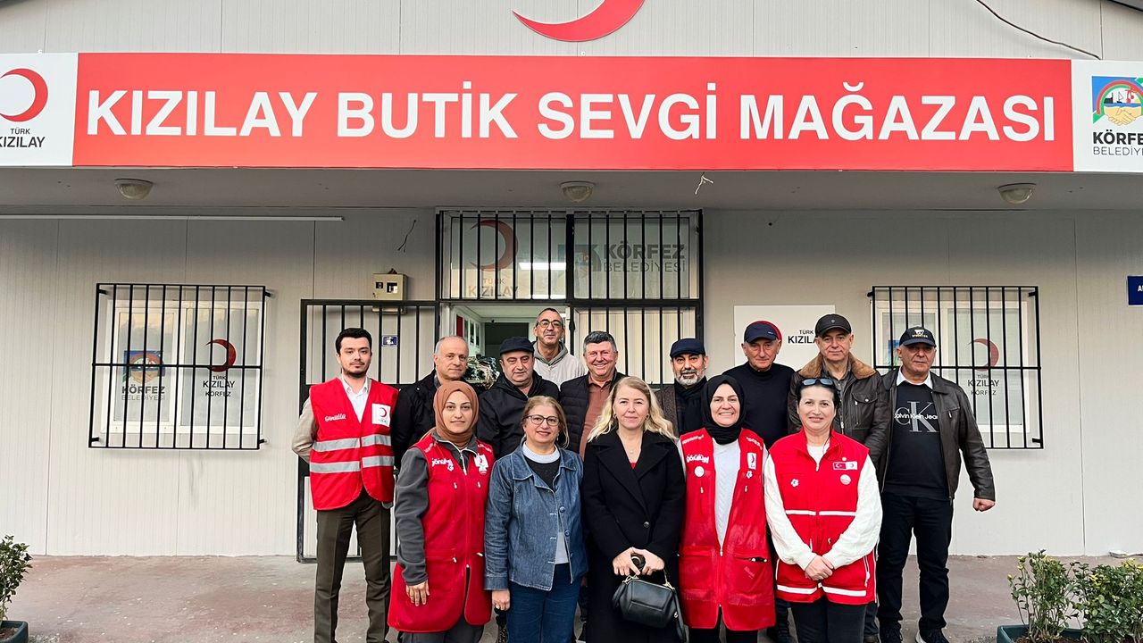CHP Körfez Kadın Kolları’ndan Türk Kızılay Körfez Şubesi’ne Anlamlı Ziyaret