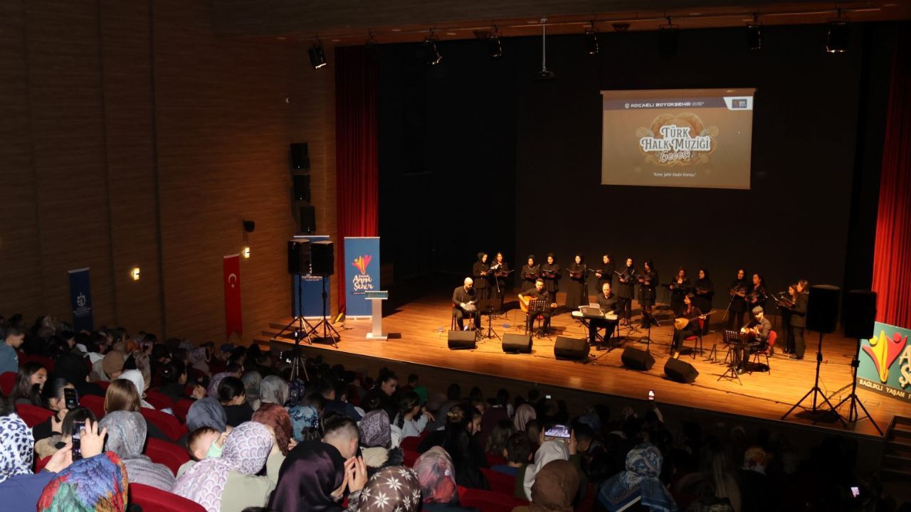 Anne Şehir Kadın Korosu Sahneyi Salladı: Salon Ayakta Alkışladı