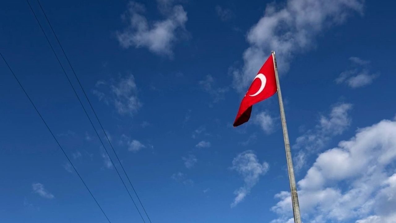 Manevi değere saygı örneği: İzmit’te kopan bayrak halatına hızlı müdahale