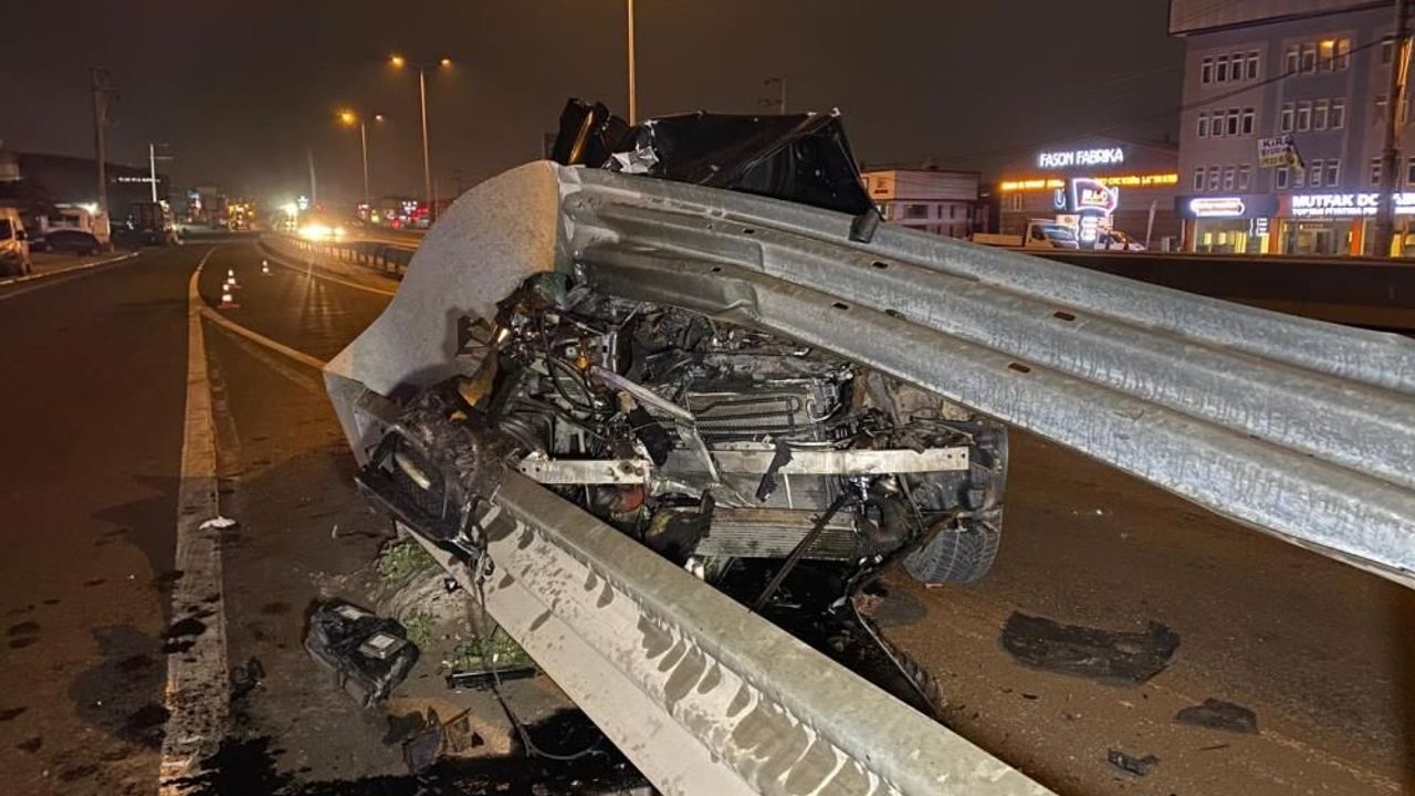 Kocaeli’de Korkutan kaza: Otomobil Bariyere Saplandı Araç Hurdaya Döndü