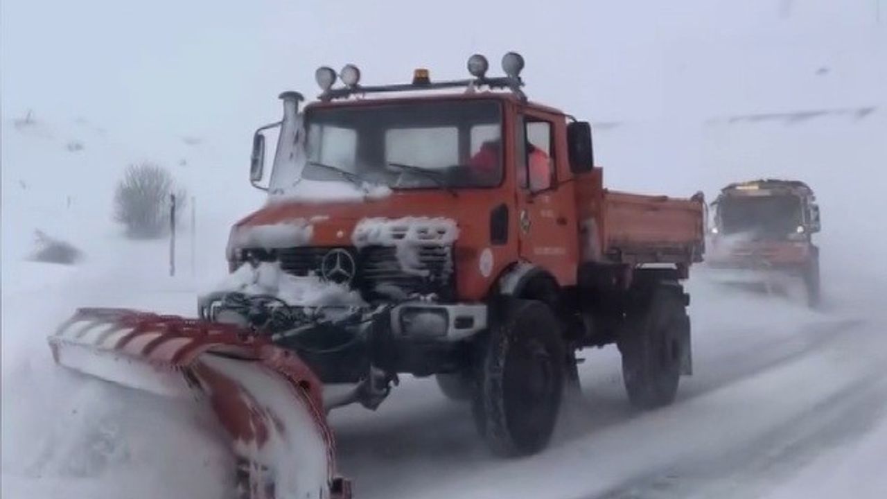 Bayburt’ta yoğun kar etkili oldu: Kop Dağı Geçidi ulaşıma kapatıldı