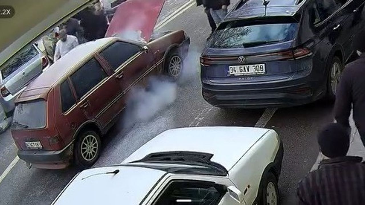 Konya’da seyir halindeki otomobilde yangın: Esnafın müdahalesi faciayı önledi