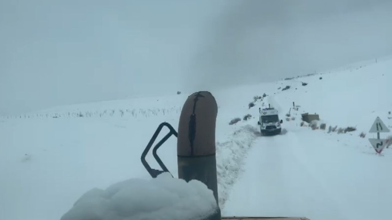 Yoğun kar nedeniyle köyde mahsur kaldı, uzun uğraşlar sonucu hastaneye ulaştırıldı