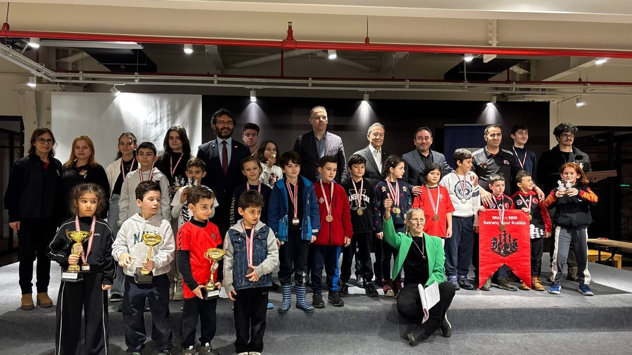 Kocaeli Sanayi Odası Satranç Turnuvası’nda Şampiyonlar Ödüllerini Aldı