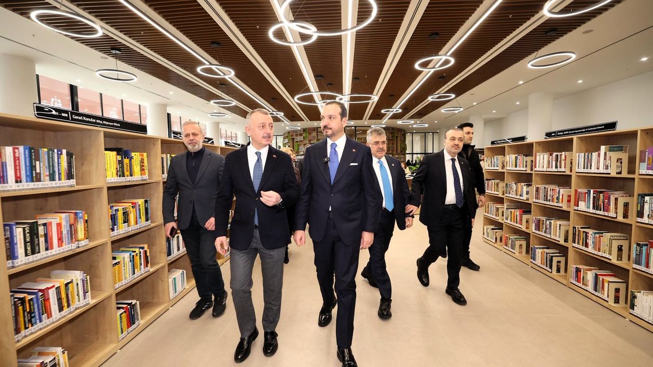 Kürşad Zorlu’dan Alev Alatlı Kütüphanesi’ne övgü: Kocaeli’ye değer katan proje