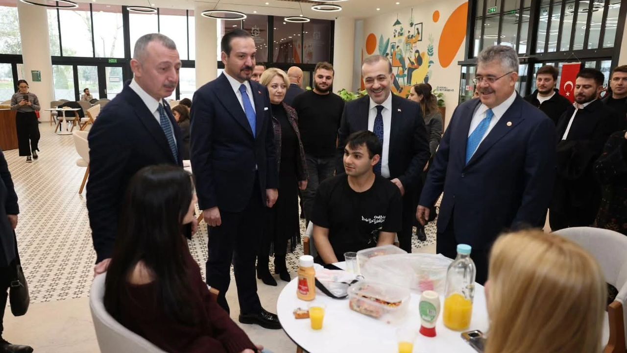 Kocaeli projeleriyle öne çıkıyor: Kürşad Zorlu’dan Başkan Büyükakın’a övgü dolu sözler