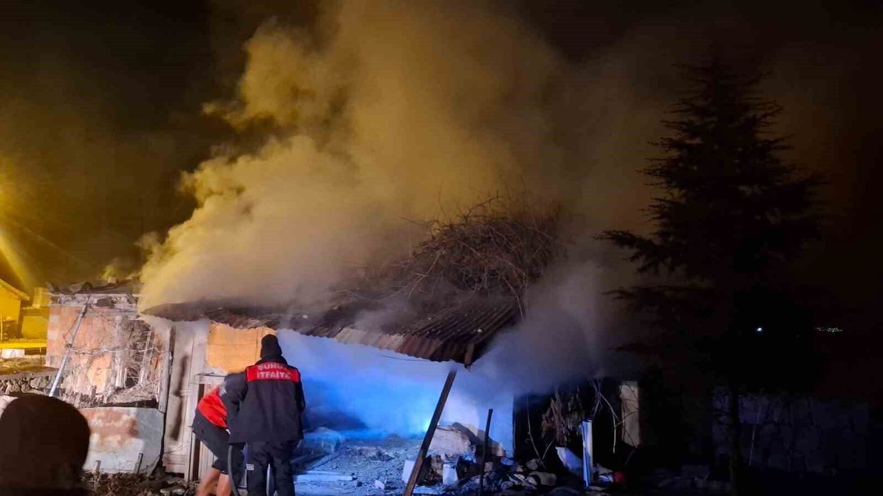 Dumanları görenler itfaiyeyi aradı: Şuhut’ta yangın yarım saatte kontrol altına alındı