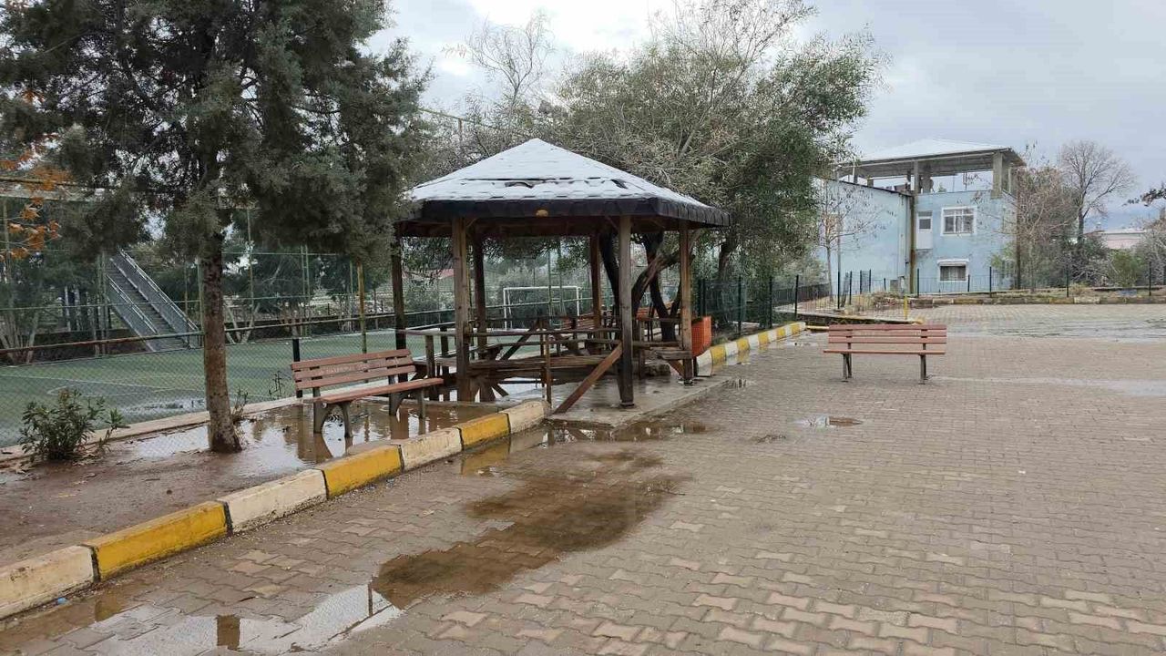 Okul bahçesinde kahreden görüntü: 17 yaşındaki çocuk bankta ölü bulundu