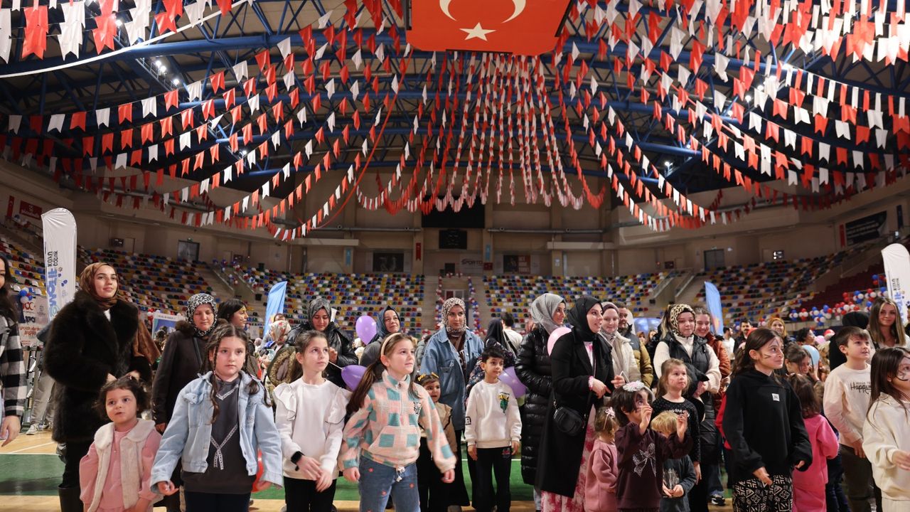 “Okula Bi’ Mola” İzmit’te Salona Sığmadı: Çocuklar Festivali Yaşadı